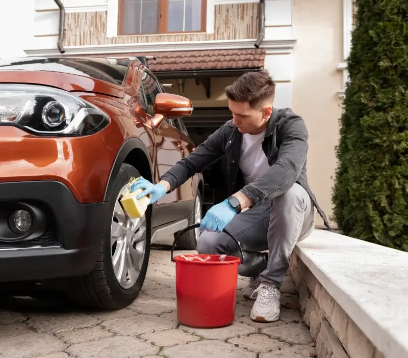 Lavage auto à domicile Le Val-Saint-Germain : professionnel intervenant sur un véhicule